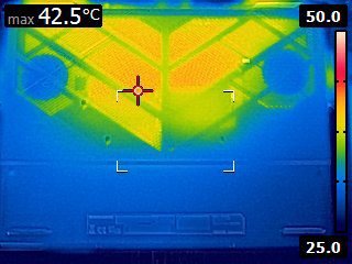 FLIR image of the bottom of the laptop. There is a triangular vented area with a base on the screen-side edge and a tip ending about two-thrids the way down the laptop. This entire triangle area is yellow-green, representing about 37 degrees celcius on the calibrated scale. There is an indicator stating that the highest recorded temperature is 42.5 degrees celcius.